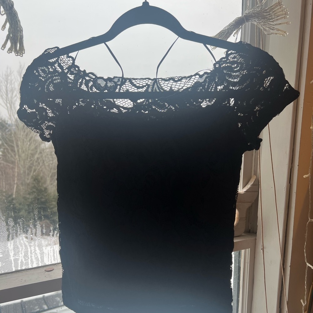 NWT stunning lace top with off shoulder lace sleeves. Lined. Size medium ❤️